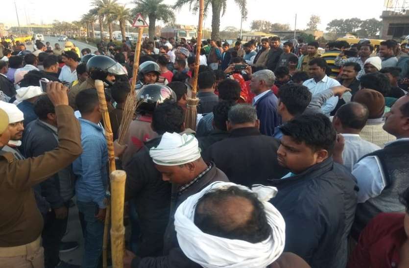 Road Jam कार से टक्कर लगने पर सफाईकर्मी की मौत, लोगों ने किया सड़क जाम
