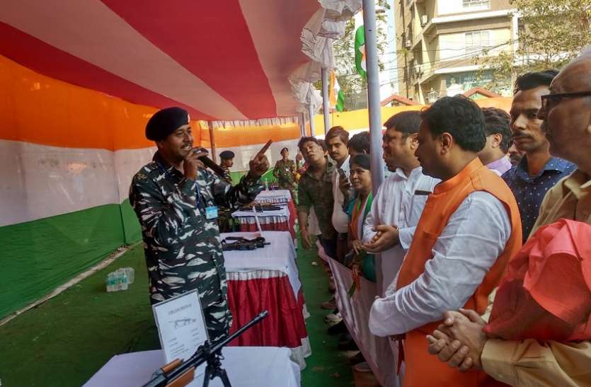 हावड़ा कमल संघ ने आयोजित की अस्त्र प्रदर्शनी हावड़ा कमल संघ ने आयोजित की अस्त्र प्रदर्शनी