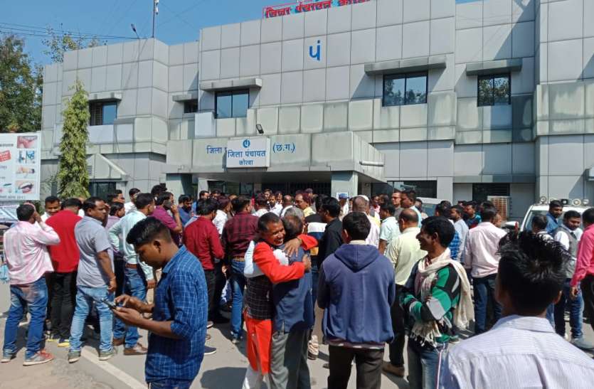 मतदान से पहले दो गुटों के बीच हाथापाई, पुलिस कर्मियों के हस्तक्षेप के बाद मामला हुआ शांत Breaking: मतदान से पहले दो गुटों के बीच हाथापाई, पुलिस कर्मियों के हस्तक्षेप के बाद मामला हुआ शांत