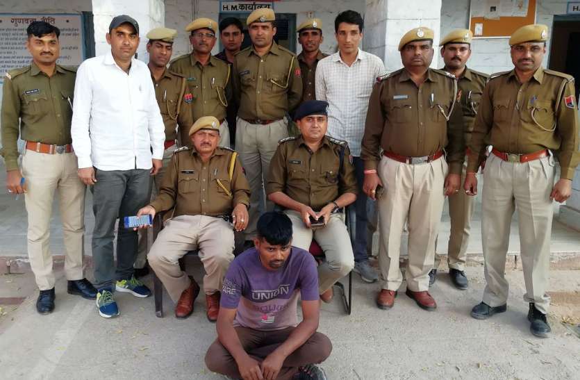 One arrested with fake Indian currency of 2500 rupees in jaisalmer 2500 रुपए की नकली भारतीय मुद्रा के साथ एक गिरफ्तार