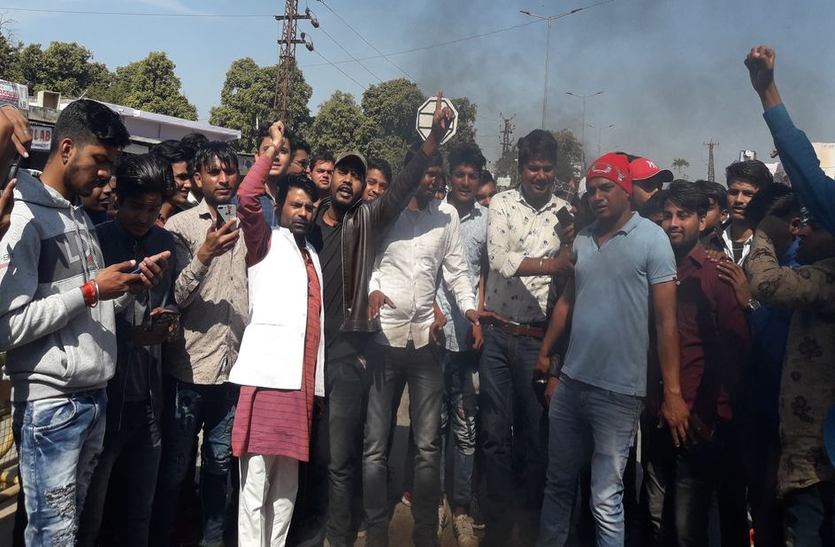 करौली में वेलेंटाइन डे का ऐसे किया विरोध करौली में वेलेंटाइन डे का ऐसे किया विरोध