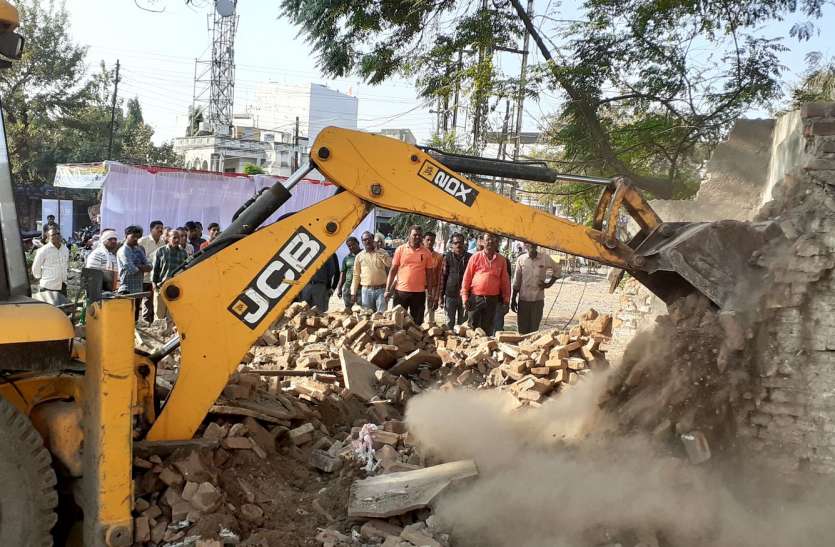 indira chowk khandwa naka removed 80 साल पुराना नाका जमींदोज,अब होगा चौराहे का चौड़ीकरण