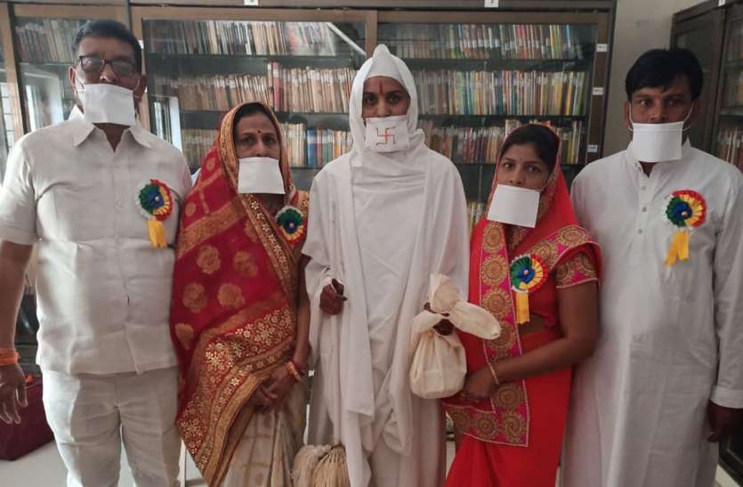 वेलेंटाइन डे पर जिनवर को किया जीवन समर्पित वेलेंटाइन डे पर जिनवर को किया जीवन समर्पित