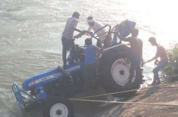 ट्रैक्टर का बिगड़ा संतुलन, रास्ता छोड़ इंदिरा सागर नहर में गिरा, युवक की मौत ट्रैक्टर का बिगड़ा संतुलन, रास्ता छोड़ इंदिरा सागर नहर में गिरा, युवक की मौत