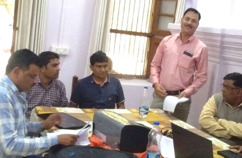 Lokayukta raided Babu of Maheshwar Tehsil caught five thousand rupees महेश्वर तहसील का बाबू पांच हजार रुपए रिश्वत लेते रंगेहाथ धराया