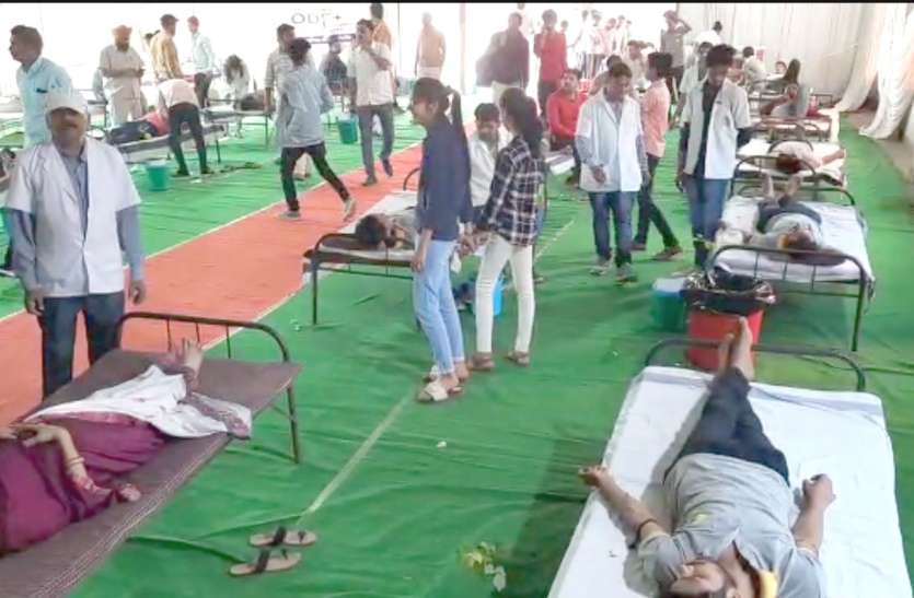 Valentine's Day Special News सैनिकों के सम्मान में युवाओं ने रक्तदान कर मानवता धर्म निभाया
