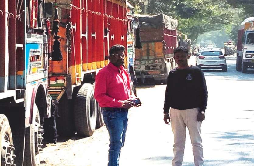 उत्तरप्रदेश से अवैध परिवहन करते 9 ट्रक कोयला पकड़ाया... उत्तरप्रदेश से अवैध परिवहन करते 9 ट्रक कोयला पकड़ाया...