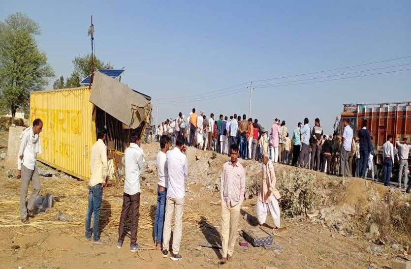 शराब दुकान में घुसा बेकाबू डम्पर, दो की मौत शराब दुकान में घुसा बेकाबू डम्पर, दो की मौत