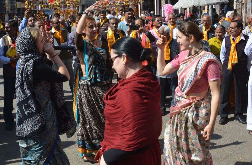 Govind Dev Ji Shobha Yatra In Alwar विदेशी महिलाओं में श्रीकृष्ण की भक्ति, कृष्ण की भक्ति में झूमी, गोविंदगयी हुई नगरी