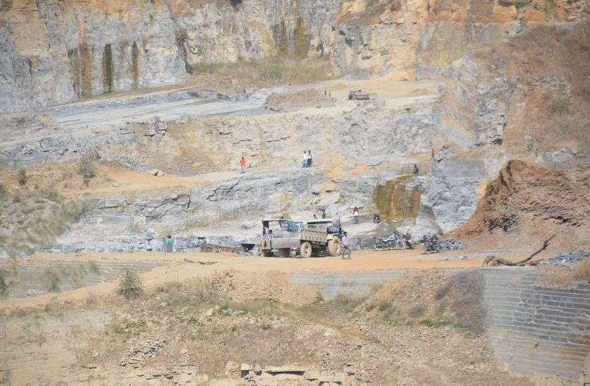 खदानों में किस लिए छा गया छा गया सन्नाटा खदानों में किस लिए छा गया छा गया सन्नाटा