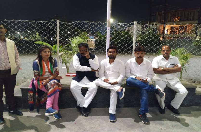 पूर्व विधायक की बगावत से २० जिला पंचायतों में जीतते - जीतते रह गई कांग्रेस पूर्व विधायक की बगावत से २० जिला पंचायतों में जीतते - जीतते रह गई कांग्रेस
