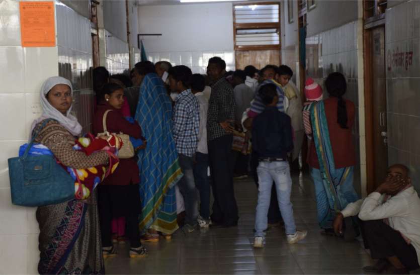 सर्द-गर्म भरे मौसम में शिशुओं पर निमोनिया का बना खतरा, सर्दी खांसी से भी पीडि़त हो रहे बच्चे सर्द-गर्म भरे मौसम में शिशुओं पर निमोनिया का बना खतरा, सर्दी खांसी से भी पीडि़त हो रहे बच्चे