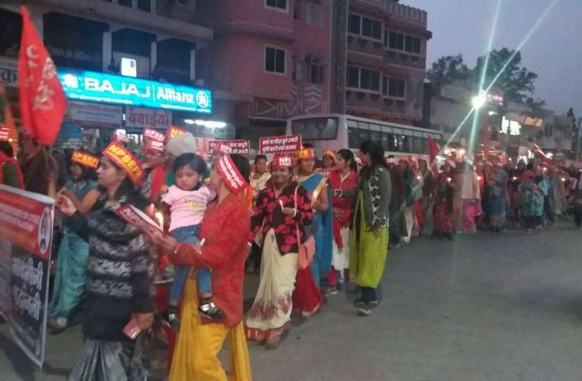 शहर में निकाला कैंडल मार्च, शहीदों को दी श्रद्धांजलि शहर में निकाला कैंडल मार्च, शहीदों को दी श्रद्धांजलि