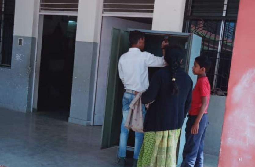 Children are getting paint done on school cupboards स्कूल में बच्चों से अलमारी पर करवाया जा रहा पेंट