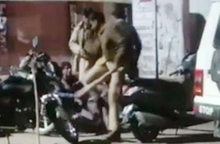पुलिसकर्मी की दबंगई, सरेआम लट्ठ से कुछ लोगों को बेरहमी से पीटा, वीडियो वायरल पुलिसकर्मी की दबंगई, सरेआम लट्ठ से कुछ लोगों को बेरहमी से पीटा, वीडियो वायरल