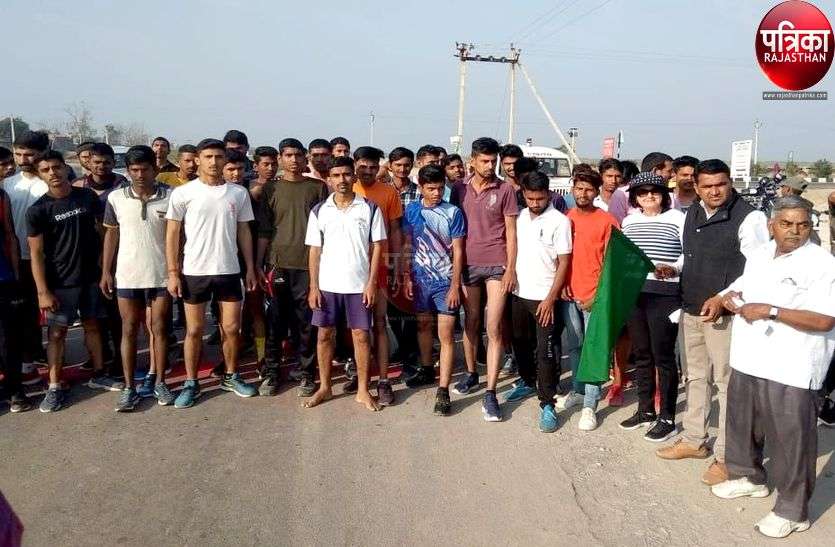 पुलवामा के शहीदों की शहादत में लगाई दौड़, कई जगह हुई श्रद्धाजंलि सभाएं पुलवामा के शहीदों की शहादत में लगाई दौड़, कई जगह हुई श्रद्धाजंलि सभाएं