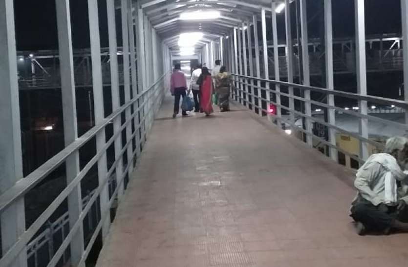 पुराने एफओबी पर पड़ी दरारें नहीं जिम्मेदारों को नहीं आ रही नजर पुराने एफओबी पर पड़ी दरारें नहीं जिम्मेदारों को नहीं आ रही नजर