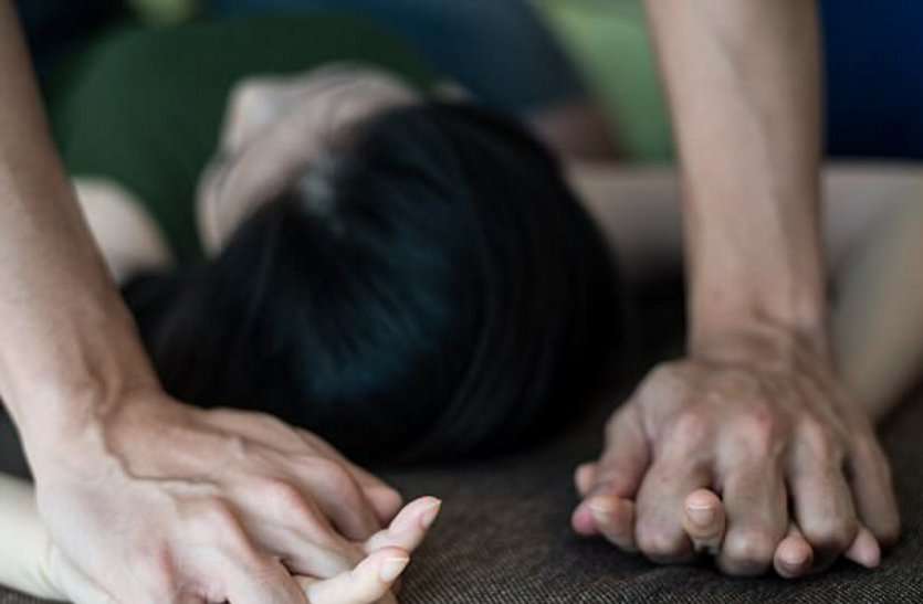 अश्लील फोटो खींचे, ब्लैकमेल कर करता रहा गंदा काम अश्लील फोटो खींचे, ब्लैकमेल कर करता रहा गंदा काम