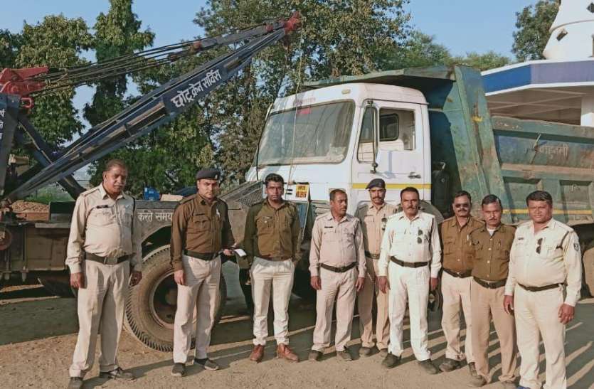 rtooo.jpg news लाखों का था टैक्स बकाया, क्रेन फंसा जब्त किए वाहन