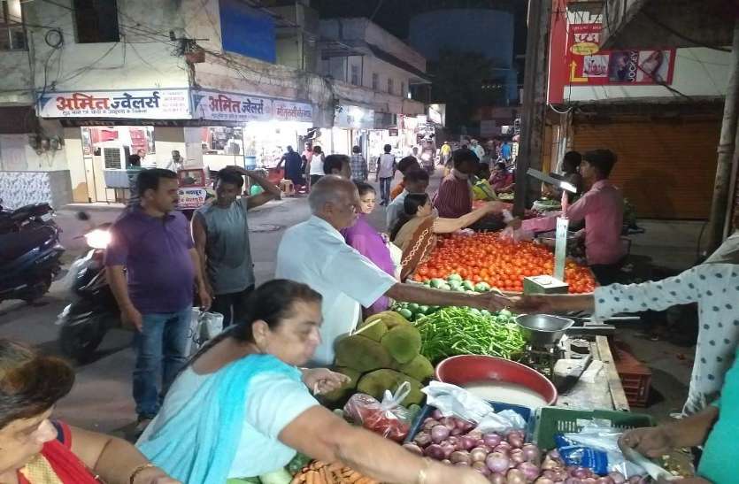 सड़कें चौड़ी फिर भी निकलना मुश्किल सड़कें चौड़ी फिर भी निकलना मुश्किल
