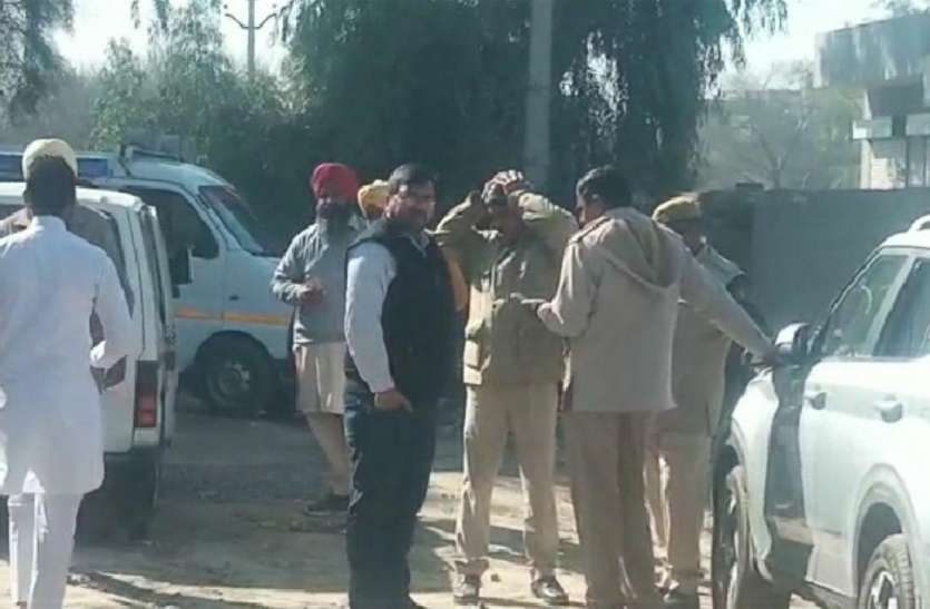कर्जे से परेशान होकर आत्महत्या करने वाले बुजुृर्ग किसान का कराया पोस्टमार्टम, शव परिजनों को सौंपा कर्जे से परेशान होकर आत्महत्या करने वाले बुजुृर्ग किसान का कराया पोस्टमार्टम, शव परिजनों को सौंपा