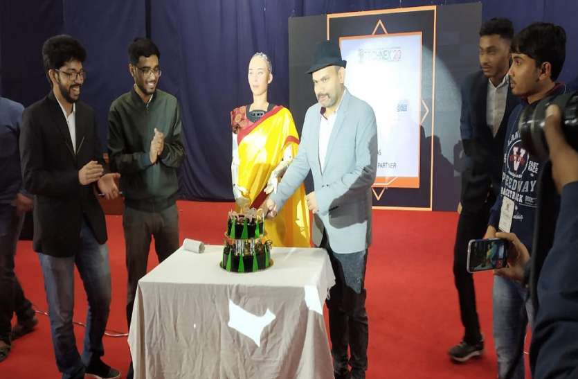 Humanoid Robot Sophia Meet IIT BHU Students IIT BHU Technex 2020: दुनिया की पहली ह्यूमनॉयड रोबोट सोफिया छात्रों से हुईं रू-ब-रू, मनाया चौथा जन्मदिन