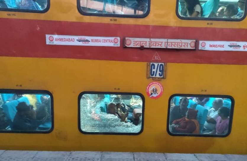 डबल डेकर एसी सुरफास्ट पर पत्थरबाजी, चार कोच के कांच टूटे डबल डेकर एसी सुरफास्ट पर पत्थरबाजी, चार कोच के कांच टूटे