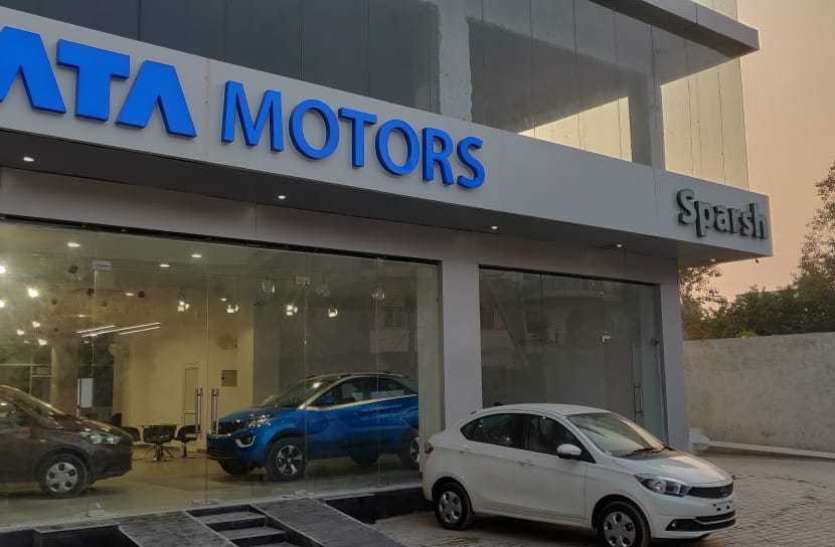 tata motors showroom अब पेट्रोल पंप पर बिकेंगी Tata की कारें, जानें कब से शुरू होगा प्लान