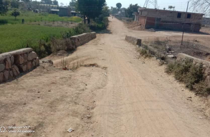 Rail User Advisory Datri Committee complained to fill the walls on both sides रेल शुभारंभ के पहले ही टूट चुका था पुल, अब टूकड़े-टूकड़े होकर गिर रही पुल की दीवार