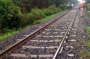 15 हजार उधार के बदले चुकाए 3 लाख, जान देने पटरी पर लेट गई महिला, बिलखते बच्चे पहुंचे मां के पास और... 15 हजार उधार के बदले चुकाए 3 लाख, जान देने पटरी पर लेट गई महिला, बिलखते बच्चे पहुंचे मां के पास और...