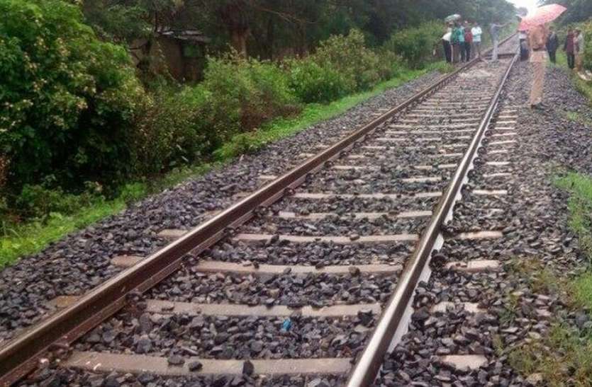 15 हजार उधार के बदले चुकाए 3 लाख, जान देने पटरी पर लेट गई महिला, बिलखते बच्चे पहुंचे मां के पास और... 15 हजार उधार के बदले चुकाए 3 लाख, जान देने पटरी पर लेट गई महिला, बिलखते बच्चे पहुंचे मां के पास और...