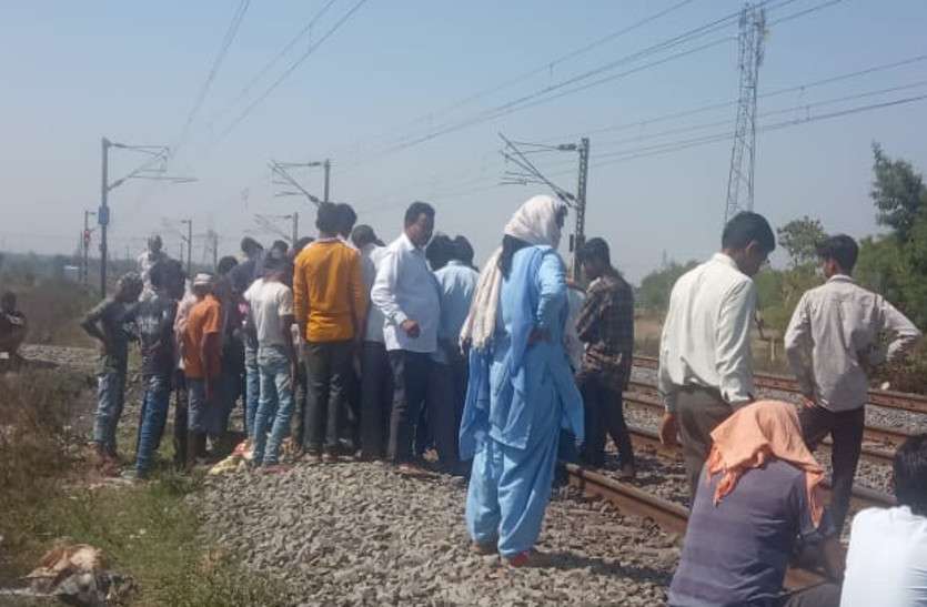 रेलवे ट्रैक पर कोयला बीन रही दो महिला आई ट्रेन की चपेट में, मौत रेलवे ट्रैक पर कोयला बीन रही दो महिला आई ट्रेन की चपेट में, मौत