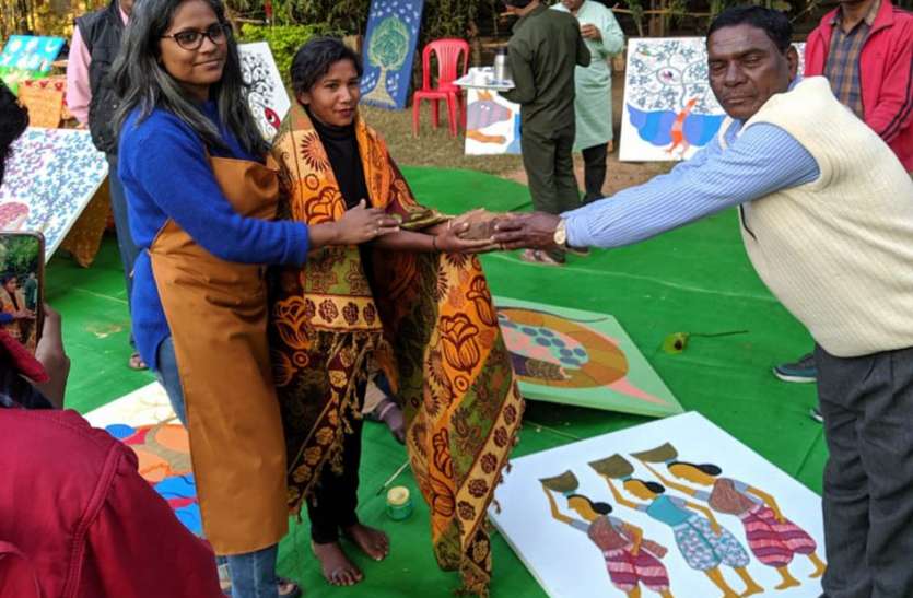 Artists who kept tribal art alive were honored आदिवासी कला को जिंदा रखने वाले कलाकारों का किया सम्मान