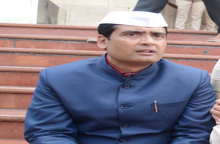 सरकार की गलत नीतियों के कारण उत्तर प्रदेश में किसानों का हाल बद से बद्तर है -दीपक सिंह सरकार की गलत नीतियों के कारण उत्तर प्रदेश में किसानों का हाल बद से बद्तर है -दीपक सिंह