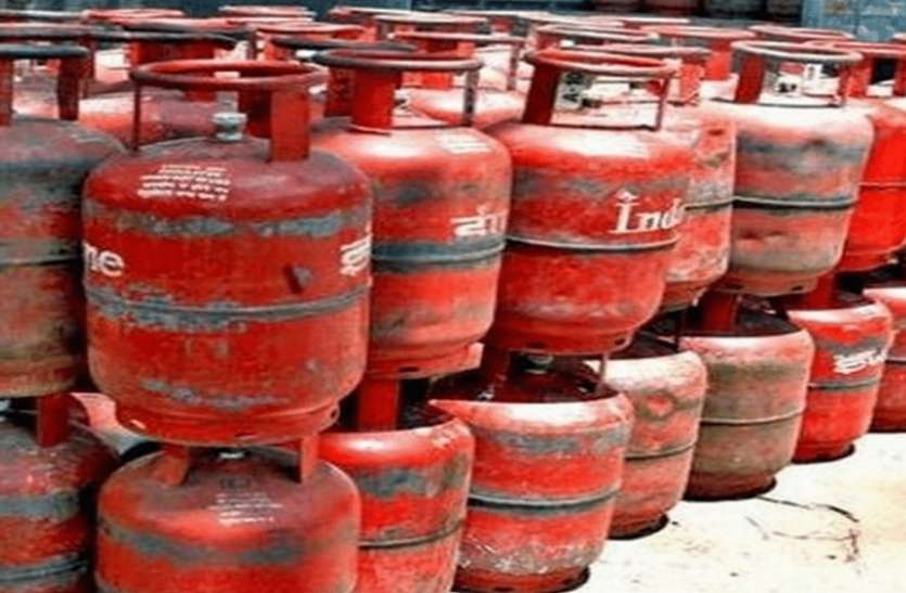 सिलेंडर के दाम में वृद्धि से महिलाओं में रोष सिलेंडर के दाम में वृद्धि से महिलाओं में रोष
