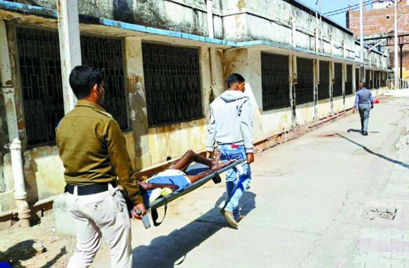 The policeman picked up the stretcher and admitted the prisoner पुलिसकर्मी ने ही स्ट्रेचर को उठाकर कैदी को कराया भर्ती