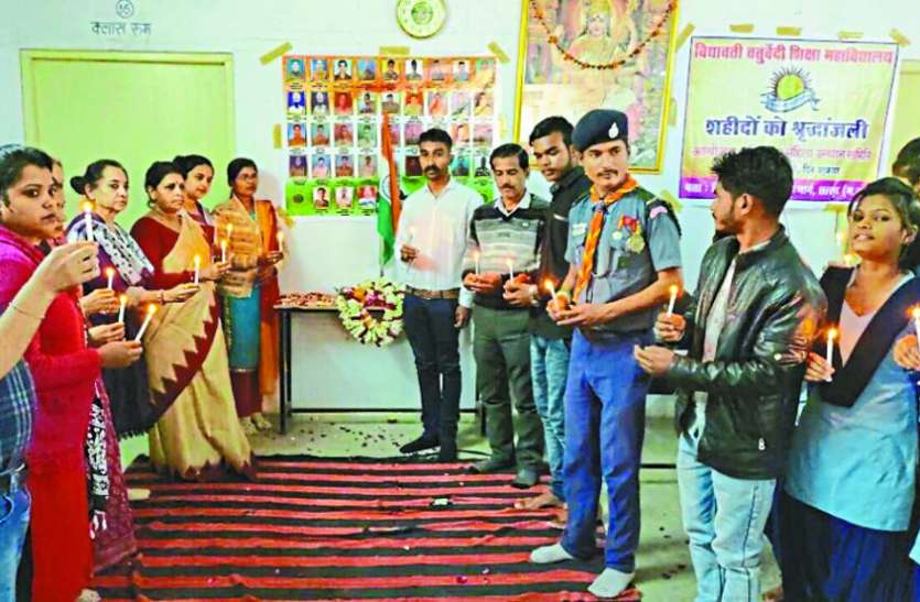 Prayer kept silent, paid tribute to the martyrs of Pulwama मौन रखकर की गई प्रार्थना, पुलवामा के शहीदों को याद कर दी श्रद्धांजलि