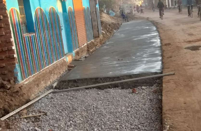 Construction of CC road in Hirawara without drainage. मौका मुआयना किए बिना पुराने स्टीमेट पर स्वीकृत कर दी करोड़ों रुपये की सड़क