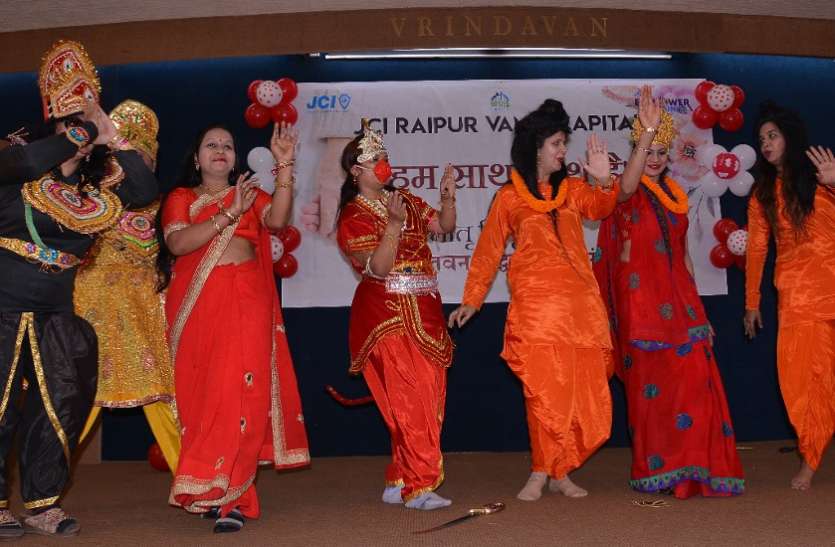 बुजुर्गों संग मनाया मातृ पितृ दिवस बुजुर्गों संग मनाया मातृ पितृ दिवस