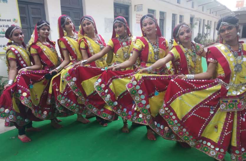 Annual Sneha Sammelan organized in Kanya College कॉलेज के मंच पर दिखीं भारत की विभिन्न लोक संस्कृति की झलक, तालियों से गूंजा परिसर...