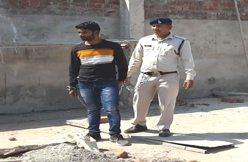 ज्वेलरी शो रूम में करोड़ों की चोरी करने वाले चोर को देखने लगी लोगों की भीड़, पुलिस ने किया क्राइम सीन री-क्रिएट