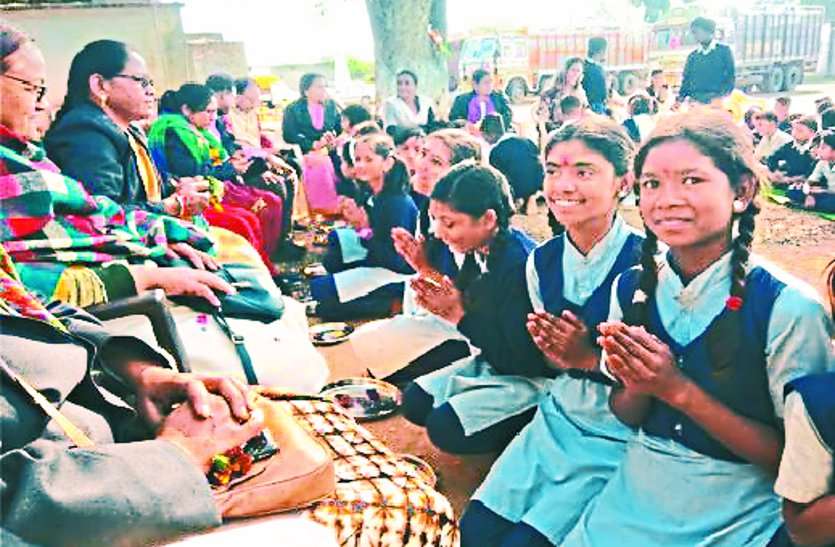 Students celebrated Mother-Father Puja Day 14 फरवरी को यहां हुआ अनूठा आयोजन, पढ़ें पूरी खबर