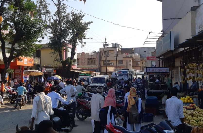 शहर की सकरी सड़कों में लग रहा जाम शहर की सकरी सड़कों में लग रहा जाम