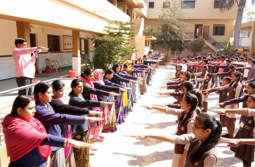 narsinghpur प्लास्टिक को न सफाई को हां , बच्चों और शिक्षकों ने प्लास्टिक मुक्त नरसिंहपुर की शपथ ली