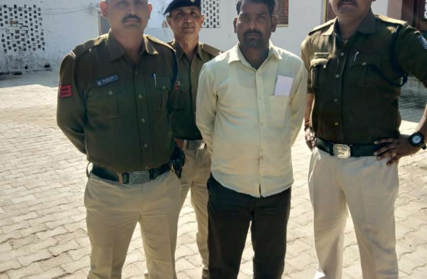 ठग गिरोह के इनामी और फरार वारंटी को पकड़ पीठ थपथपा रही पुलिस ठग गिरोह के इनामी और फरार वारंटी को पकड़ पीठ थपथपा रही पुलिस