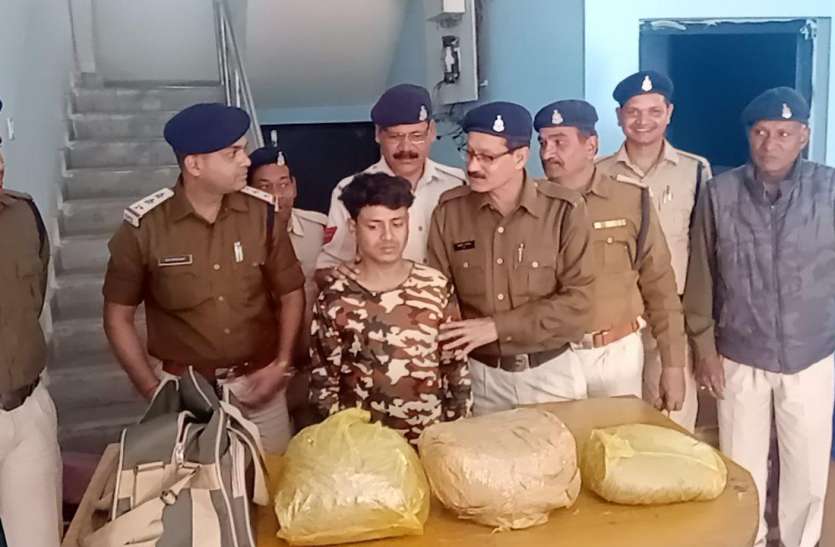 40 हजार का गांजा ख़रीदा और जम्मू कश्मीर में बेचने जा रहा था युवक फिर पुलिस ने ऐसे पकड़ा 40 हजार का गांजा ख़रीदा और जम्मू कश्मीर में बेचने जा रहा था युवक फिर पुलिस ने ऐसे पकड़ा