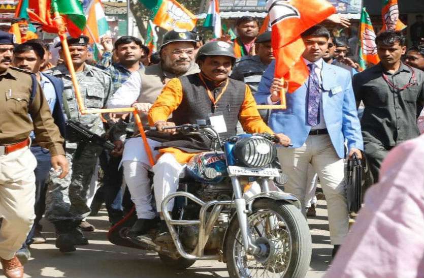 1_1.jpg अमित शाह को बाइक पर घुमाया, 9 महीने पहले सांसद बने तो संसद में मोदी की तरह ही किया प्रवेश, अब हैं MP में BJP के 'BOSS'