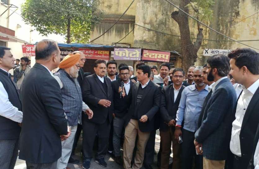 वकीलों ने जुलूस निकाला, कामकाज ठप वकीलों ने जुलूस निकाला, कामकाज ठप