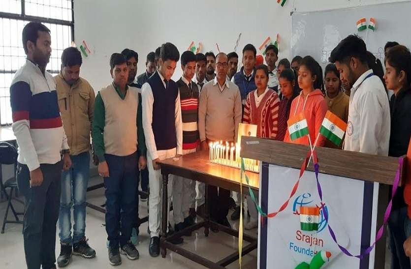 पुलवामा हमले में शहीद हुए सैनिकों दी गई श्रद्धांजलि, तो कहीं मनाया ब्लैक डे पुलवामा हमले में शहीद हुए सैनिकों दी गई श्रद्धांजलि, तो कहीं मनाया ब्लैक डे