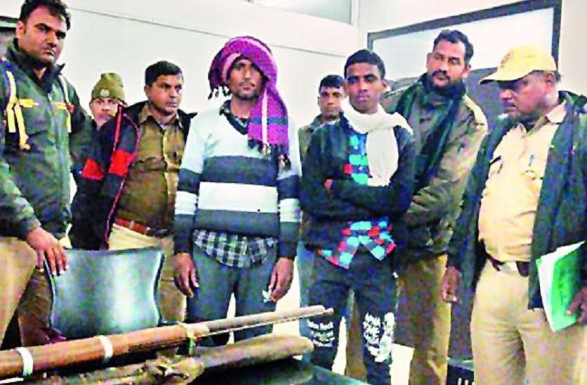 The skins were brought in the field, then meat was distributed खेत में उतारी थी खाल, फिर किया मांस का बंटवारा